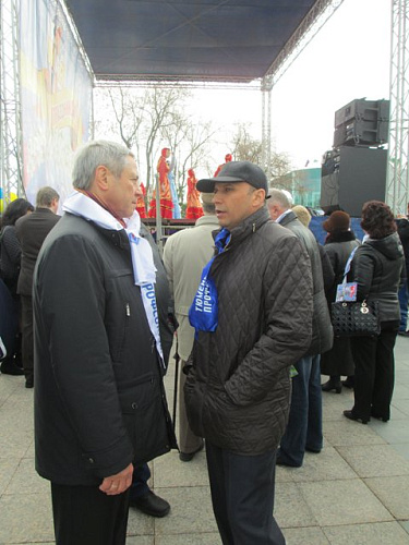 П. А. Рожков, А. В. Тарабыкин  в г. Тюмени во время Первомайской акции Профсоюзов "Достойный труд - достойная зарплата!" встретились с вице-губернатором Тюменской области С. М.  Сарычевым