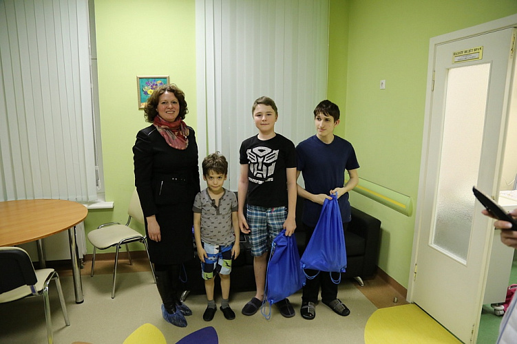 Чемпионы и призеры Паралимпийских игр - О.В. Семенова и В.Н. Селюкин встретились с пациентами НИИ неотложной детской хирургии и травматологии Чемпионы и призеры Паралимпийских игр - О.В. Семенова и В.Н. Селюкин встретились с пациентами НИИ неотложной детской хирургии и травматологии