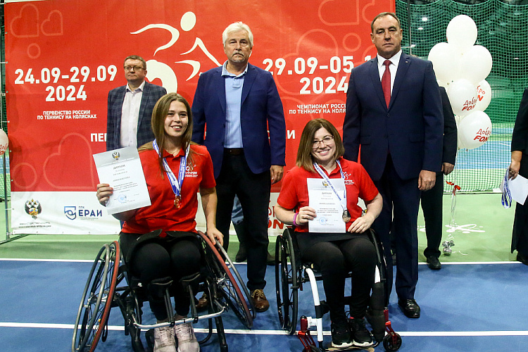 43 спортсмена из 11 регионов страны разыграли медали чемпионата России по теннису на колясках