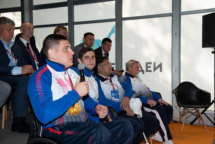 О.В. Матыцин в режиме телемоста провел встречу с П.А. Рожковым и чемпионами и призерами XVI Паралимпийских летних игр, находящимися в Паралимпийской деревне  