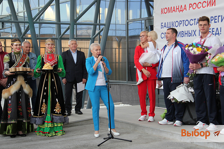 Паралимпийских чемпионов из Башкортостана встретили в уфимском аэропорту