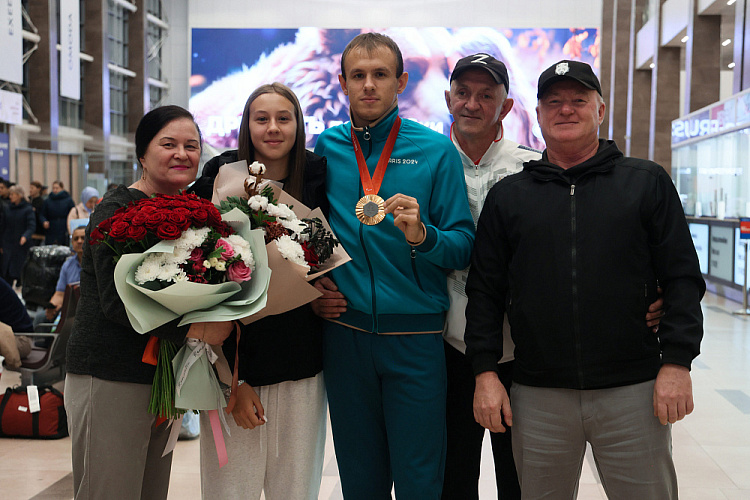 Красноярский Паралимпийский чемпион Матвей Якушев вернулся домой