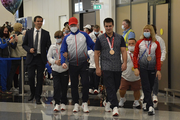 В Москву с Паралимпийских игр в Токио прибыла вторая группа спортсменов команды ПКР