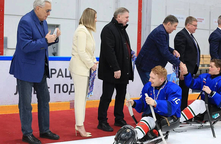 В Москве на Малой ледовой арене «ЦСКА» состоялся товарищеский матч по следж-хоккею между командами ветеранов СВО  «Мужество»  и «Звезда» 