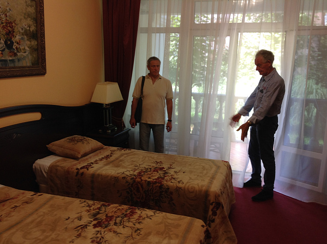 П.А. Рожков совместно с техническим менеджером по играм IWAS Яном Боквиком в г. Сочи в рамках третьего дня инспекционного визита по определению места проведения Игр IWAS-2015 осмотрели сооружения санатория "Южное Взморье"