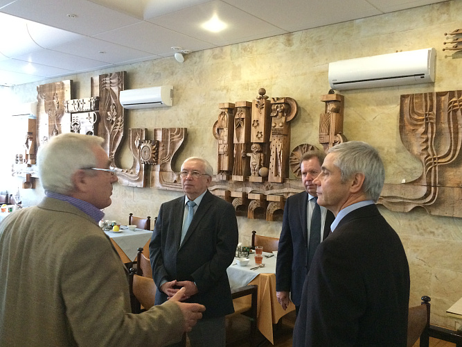 В.П. Лукин, П.А. Рожков и С.Н. Лалакин в г. Чехове посетили Лечебно-реабилитационный научный центр «Русское поле» с целью проведения встречи чемпионов и призеров Паралимпийских игр с воспитанниками Центра 