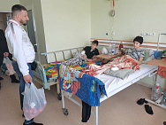 Паралимпийский чемпион А. Юсупов навестил раненых бойцов и детей в луганском госпитале