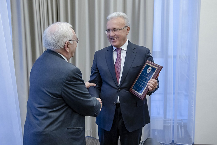 В г. Красноярске состоялась встреча Губернатора Красноярского края А.В. Усса с президентом ПКР В.П. Лукиным