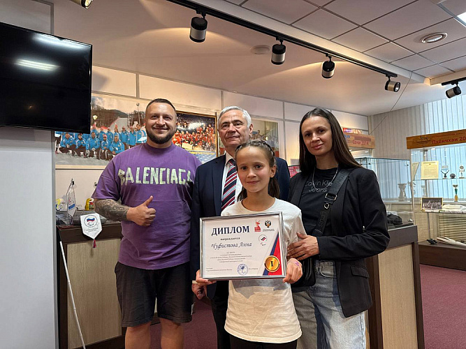 П.А. Рожков вручил призы победителям конкурса рисунков «День Великой Победы глазами детей», посвященного 80-летию Победы в Великой Отечественной войне