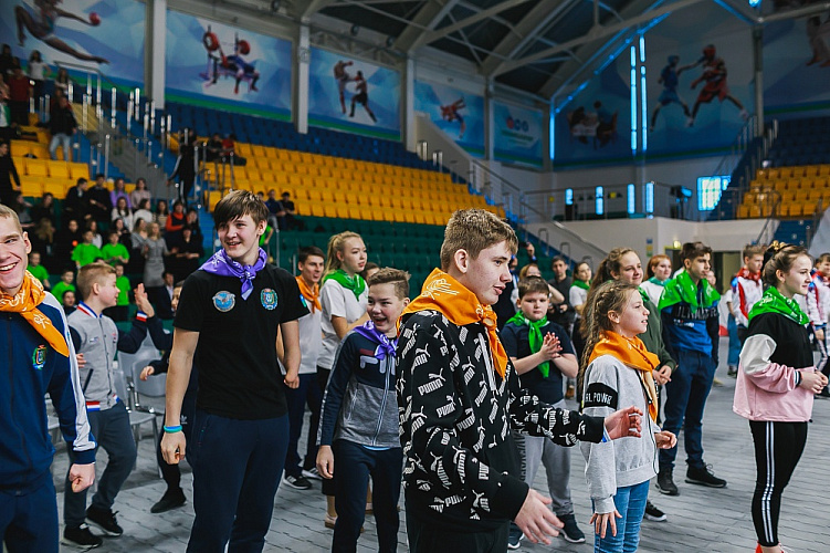  Более 80 детей-инвалидов вышли на зарядку с чемпионами Паралимпийских игр, чемпионатов мира и Европы в Ханты-Мансийске 