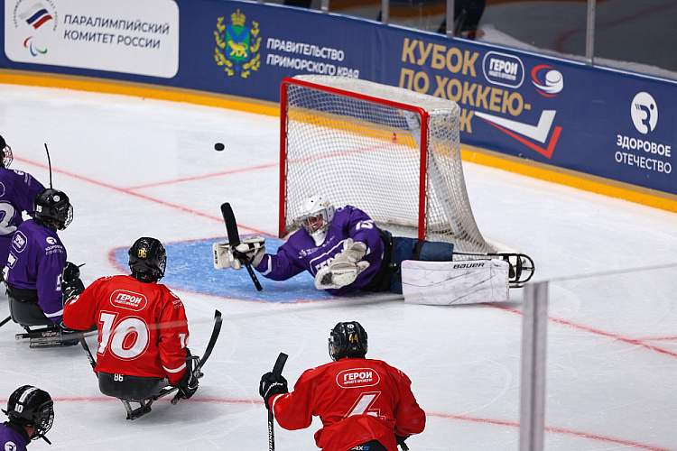 Во Владивостоке состоялось открытие Кубка по следж-хоккею среди ветеранов СВО «Герои нашего времени»