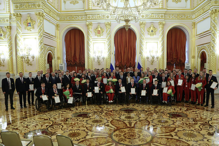 Заместитель председателя Правительства РФ Д.Н. Чернышенко, помощник Президента РФ И.Е. Левитин в Кремле вручили государственные награды спортсменам Паралимпийской сборной команды России по зимним видам спорта