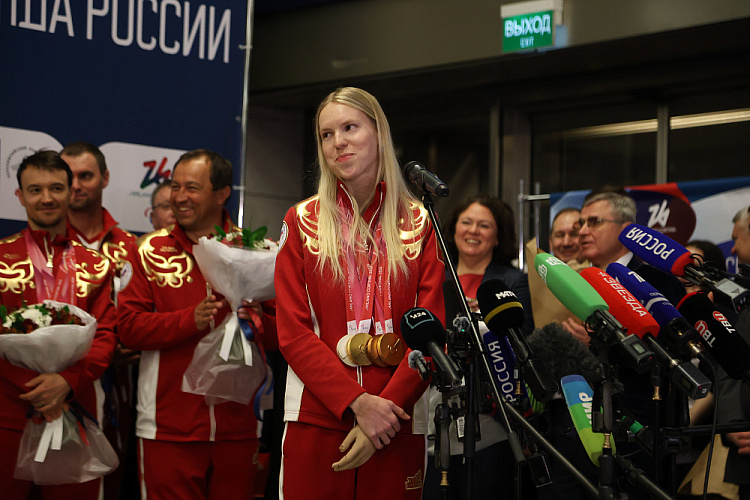 В аэропорту «Внуково» торжественно встретили паралимпийскую сборную России после XIV Паралимпийских зимних игр в Италии