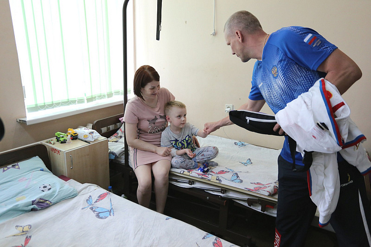 ПКР организовал встречу спортсменов-паралимпийцев с юными пациентами детского отделения Донецкого Республиканского травматологического центра