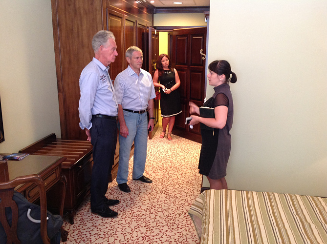 П.А. Рожков и технический менеджер по Играм IWAS Ян Боквик в г. Сочи в рамках второго дня инспекционного визита осмотрели места проведения соревнований по плаванию и размещения пловцов