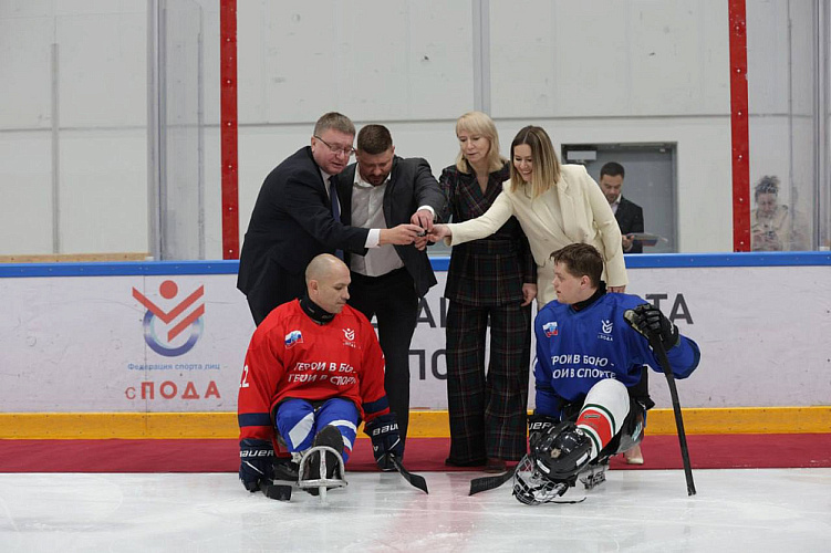В Москве на Малой ледовой арене «ЦСКА» состоялся товарищеский матч по следж-хоккею между командами ветеранов СВО  «Мужество»  и «Звезда» 