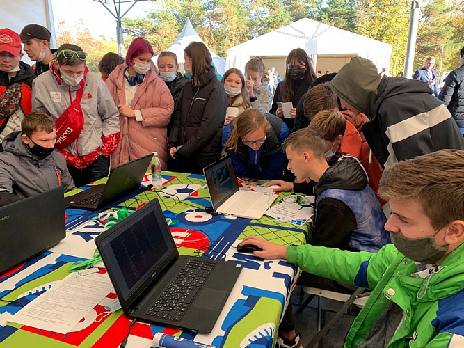 В Центральном парке культуры и отдыха г. Дзержинска чемпионы и призеры Паралимпийских игр провели мастер-классы для детей с ограниченными возможностями здоровья