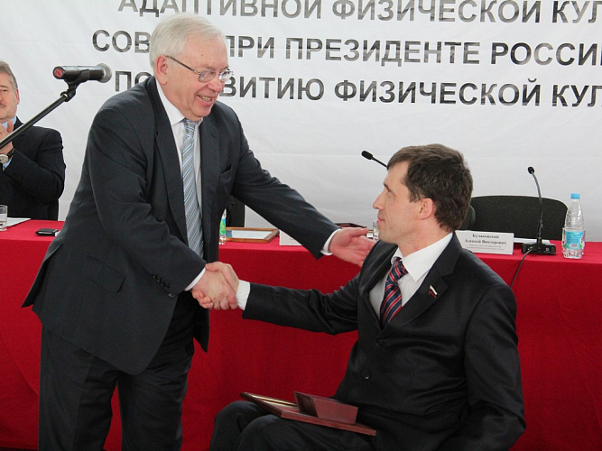 В.П. Лукин и А.В. Кулаковский в рамках заседания Межведомственной комиссии по развитию адаптивной физической культуры и спорта Совета при Президенте РФ вручили памятную медаль Олимпиады и Паралимпиады 2014 г. в г. Сочи и грамоту Президента РФ к ней