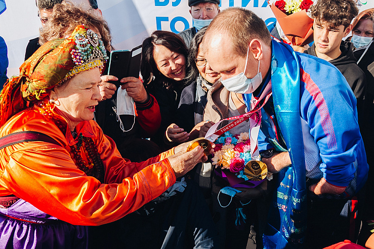 2-кратный Паралимпийский чемпион по велогонкам Михаил Асташов и бронзовый призер Паралимпийских игр по стрельбе из лука Баир Шигаев вернулись в Бурятию