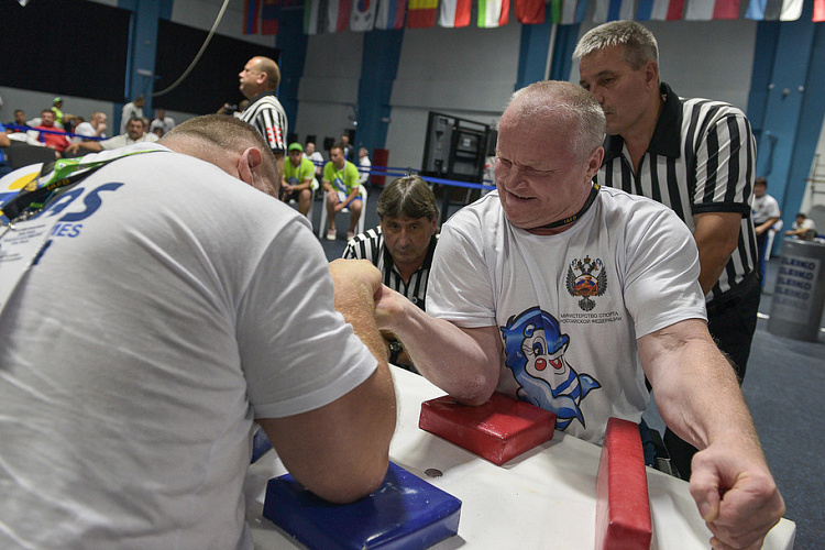 Российские спортсмены во вторник завоевали 8 золотых медалей и убедительно выиграли командный зачет в армспорте на Всемирных играх IWAS в Сочи