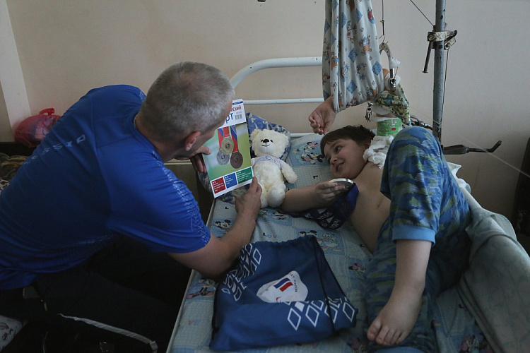 ПКР организовал встречу спортсменов-паралимпийцев с юными пациентами детского отделения Донецкого Республиканского травматологического центра