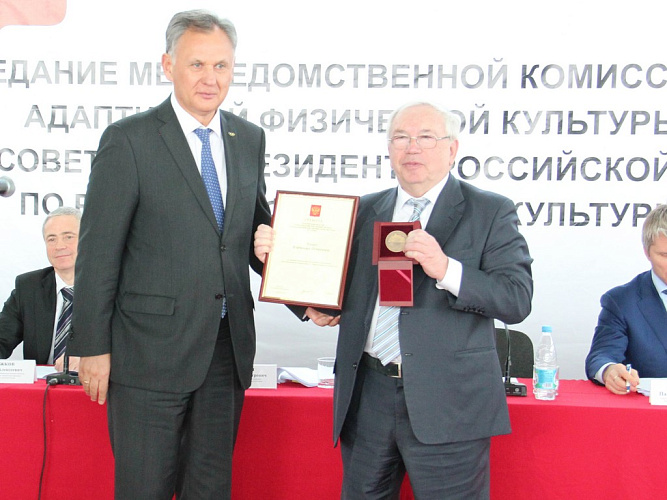 В.П. Лукин и А.В. Кулаковский в рамках заседания Межведомственной комиссии по развитию адаптивной физической культуры и спорта Совета при Президенте РФ вручили памятную медаль Олимпиады и Паралимпиады 2014 г. в г. Сочи и грамоту Президента РФ к ней