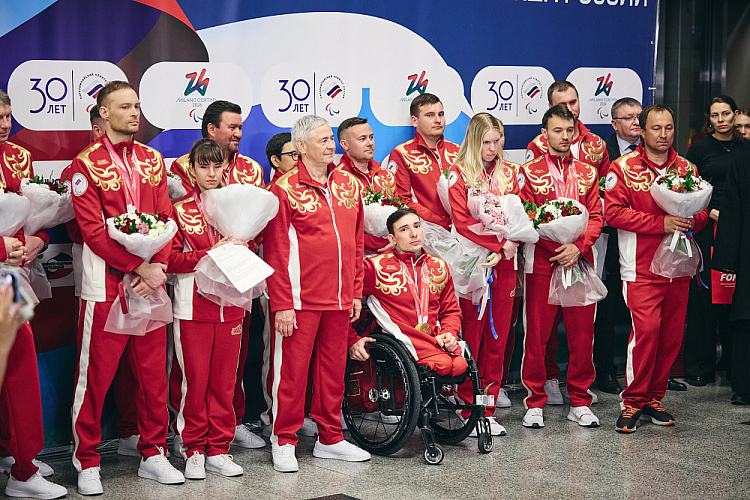 В аэропорту «Внуково» торжественно встретили паралимпийскую сборную России после XIV Паралимпийских зимних игр в Италии В аэропорту «Внуково» торжественно встретили паралимпийскую сборную России после XIV Паралимпийских зимних игр в Италии