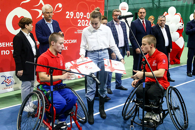 43 спортсмена из 11 регионов страны разыграли медали чемпионата России по теннису на колясках