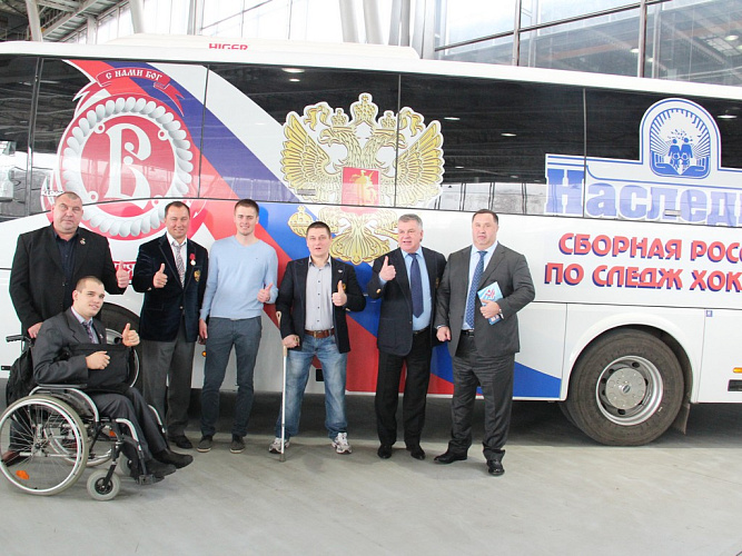 В.П. Лукин и А.В. Кулаковский в рамках заседания Межведомственной комиссии по развитию адаптивной физической культуры и спорта Совета при Президенте РФ вручили памятную медаль Олимпиады и Паралимпиады 2014 г. в г. Сочи и грамоту Президента РФ к ней