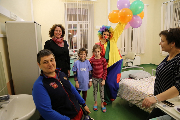 Чемпионы и призеры Паралимпийских игр - О.В. Семенова и В.Н. Селюкин встретились с пациентами НИИ неотложной детской хирургии и травматологии Чемпионы и призеры Паралимпийских игр - О.В. Семенова и В.Н. Селюкин встретились с пациентами НИИ неотложной детской хирургии и травматологии