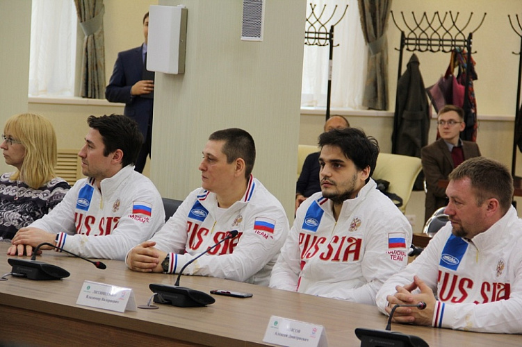 В зале Исполкома Дома паралимпийского спорта прошла встреча руководства ПКР, Всероссийской федерации спорта лиц с ПОДА со сборной командой России по хоккею-следж, организованная в преддверии чемпионата мира