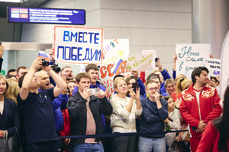 В аэропорту «Внуково» торжественно встретили паралимпийскую сборную России после XIV Паралимпийских зимних игр в Италии В аэропорту «Внуково» торжественно встретили паралимпийскую сборную России после XIV Паралимпийских зимних игр в Италии
