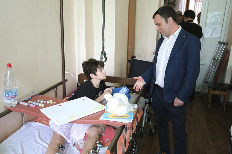 ПКР организовал встречу спортсменов-паралимпийцев с юными пациентами детского отделения Донецкого Республиканского травматологического центра