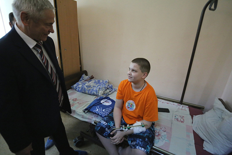 ПКР организовал встречу спортсменов-паралимпийцев с юными пациентами детского отделения Донецкого Республиканского травматологического центра