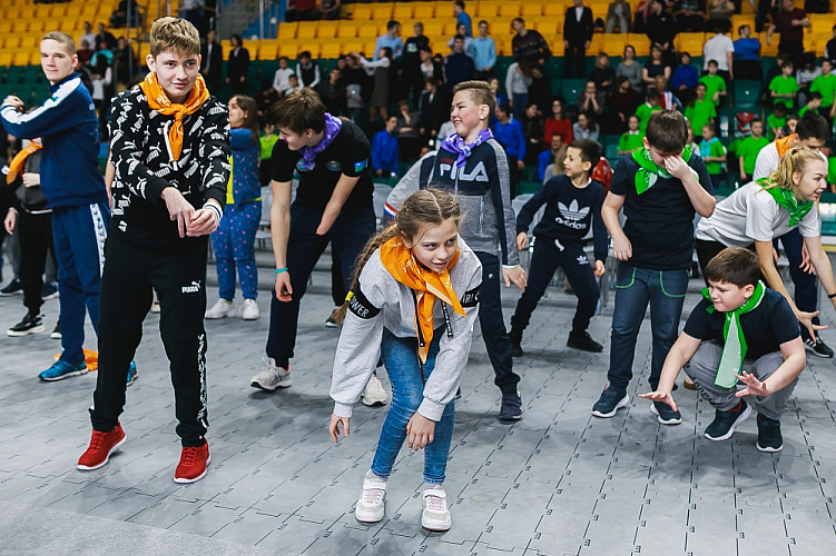  Более 80 детей-инвалидов вышли на зарядку с чемпионами Паралимпийских игр, чемпионатов мира и Европы в Ханты-Мансийске 