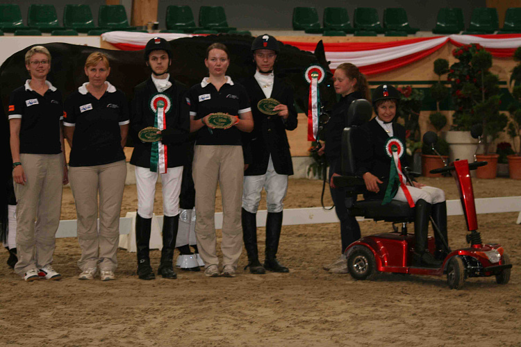 Сборная команда России по конному спорту среди лиц с поражением опорно-двигательного аппарата завоевала 3 золотые, 2 серебряные и 2 бронзовые медали в квалификационных соревнованиях для отбора на чемпионат мира