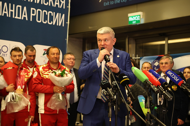 В аэропорту «Внуково» торжественно встретили паралимпийскую сборную России после XIV Паралимпийских зимних игр в Италии