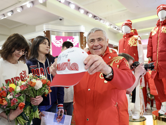 Торжественная встреча Паралимпийской команды России прошла в ГУМе на Красной площади