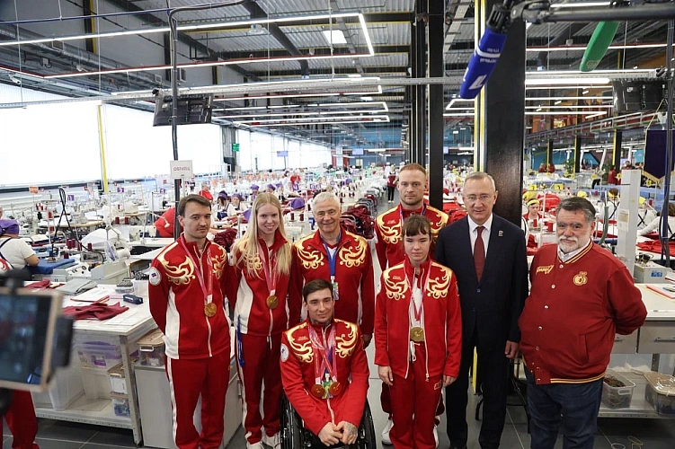 Делегация российских паралимпийцев посетила швейную фабрику «Мануфактуры Bosco»