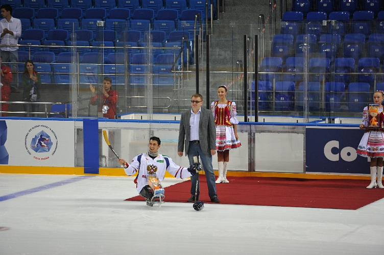 А. А. Строкин в г. Сочи по итогам матча сборных команд России и Чехии  наградил лучших игроков