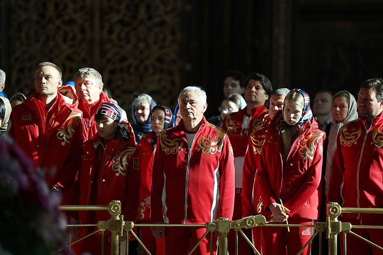 В Храме Христа Спасителя П.А. Рожков, победители и призеры зимних Паралимпийских игр и их близкие приняли участие в благодарственном молебне