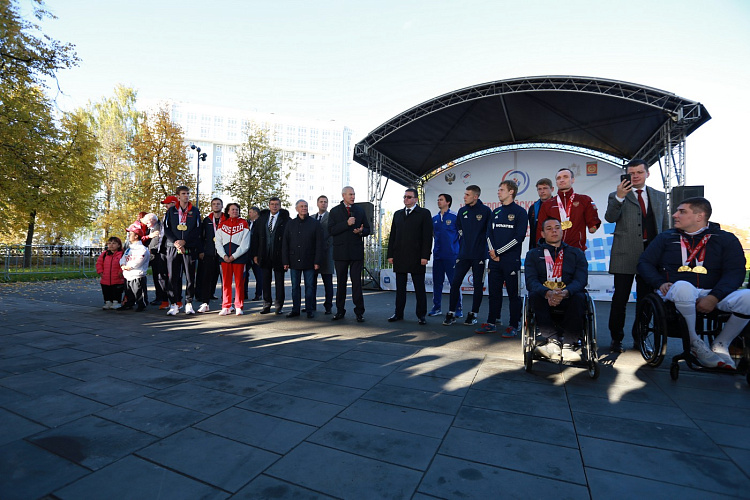 В Центральном парке культуры и отдыха г. Дзержинска чемпионы и призеры Паралимпийских игр провели мастер-классы для детей с ограниченными возможностями здоровья