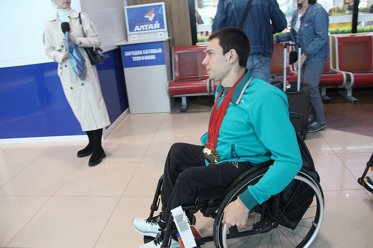 Алтайский спорт: Паралимпийцы вернулись домой. Барнаул встретил героев Парижа Алтайский спорт: Паралимпийцы вернулись домой. Барнаул встретил героев Парижа