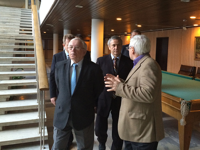 В.П. Лукин, П.А. Рожков и С.Н. Лалакин в г. Чехове посетили Лечебно-реабилитационный научный центр «Русское поле» с целью проведения встречи чемпионов и призеров Паралимпийских игр с воспитанниками Центра 