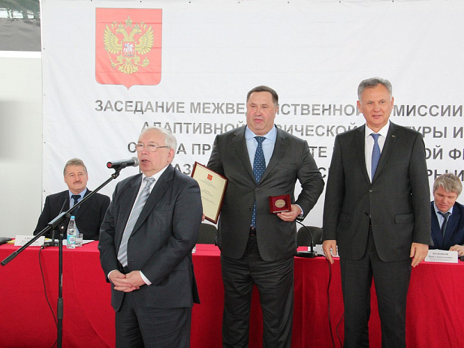 В.П. Лукин и А.В. Кулаковский в рамках заседания Межведомственной комиссии по развитию адаптивной физической культуры и спорта Совета при Президенте РФ вручили памятную медаль Олимпиады и Паралимпиады 2014 г. в г. Сочи и грамоту Президента РФ к ней