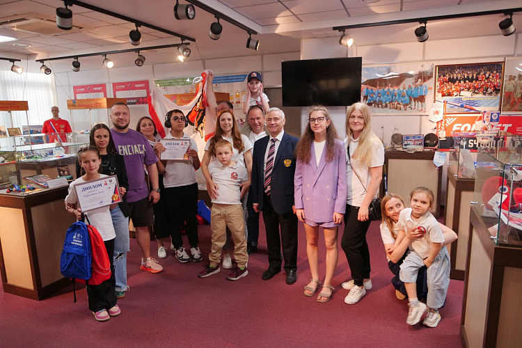 П.А. Рожков вручил призы победителям конкурса рисунков «День Великой Победы глазами детей», посвященного 80-летию Победы в Великой Отечественной войне