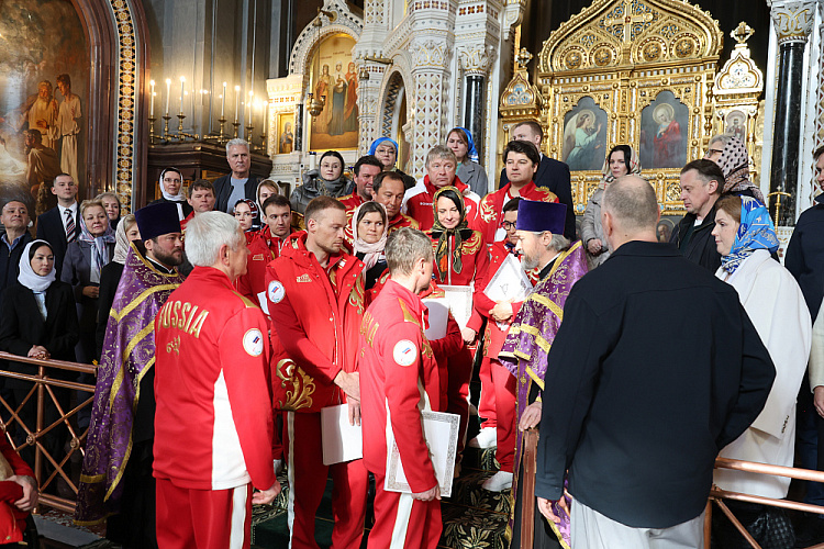 В Храме Христа Спасителя П.А. Рожков, победители и призеры зимних Паралимпийских игр и их близкие приняли участие в благодарственном молебне