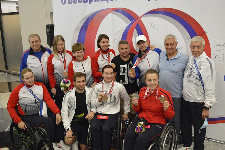 В Москву с Паралимпийских игр в Токио прибыла вторая группа спортсменов команды ПКР