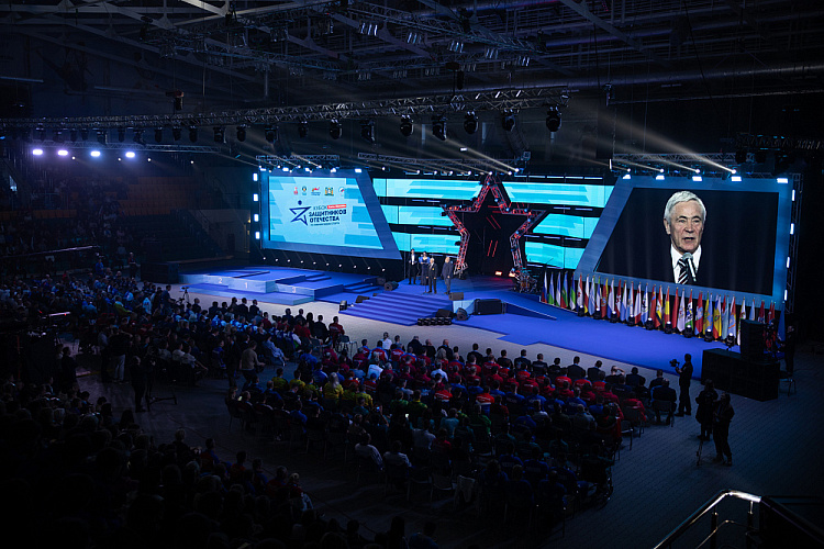 Более 300 ветеранов специальной военной операции приняли участие в первом Всероссийском «Кубке Защитников Отечества» по зимним видам спорта