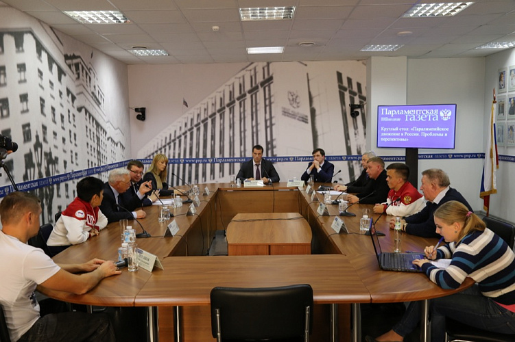 П.А. Рожков, А.А. Строкин, Л.Н. Селезнев, М.Б. Терентьев, В.В. Богачев, И.А. Громова в пресс-центре «Парламентской газеты» приняли участие в круглом столе на тему «Где будут выступать российские паралимпийцы?»